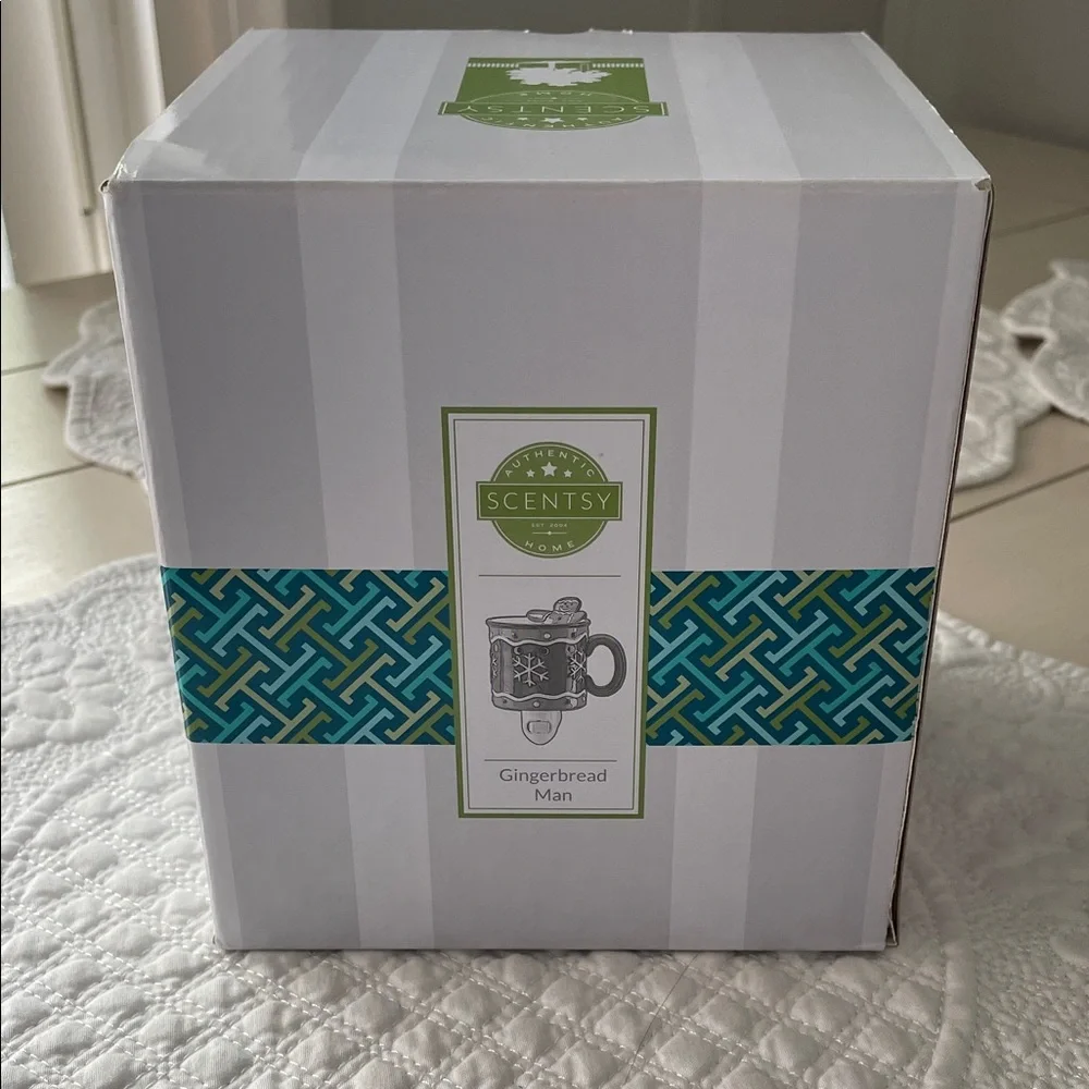 Scentsy Gingerbread Man Warmer - White and Blue - Picture 1 of 3